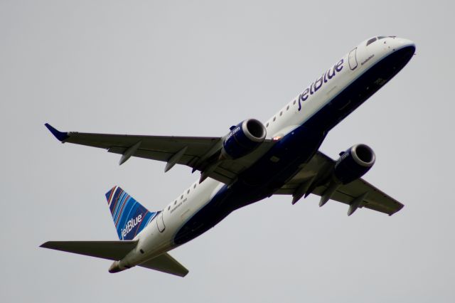 Embraer ERJ-190 (N355JB) - "RendezBlue" is going to Boston.