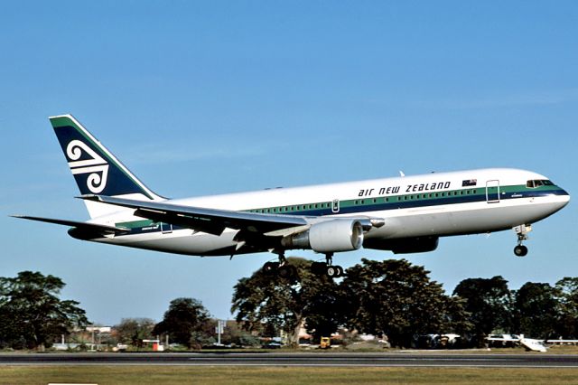 ZK-NBC — - AIR NEW ZEALAND - BOEING 767-219 - REG : ZK-NBC (CN 23326/124) - KINGSFORD SMITH SYDNEY NSW. AUSTRALIA - YSSY 28/6/1988 35MM SLIDE SCANNED WITH A EPSON PERFECTION V700 FLATBED SCANNER.