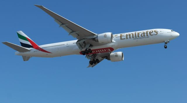 BOEING 777-300 (A6-ECE)