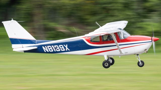 Cessna Skyhawk (N8139X) - N8139X climbing out of College Park Airport’s runway 33 for a flight up to Tipton 