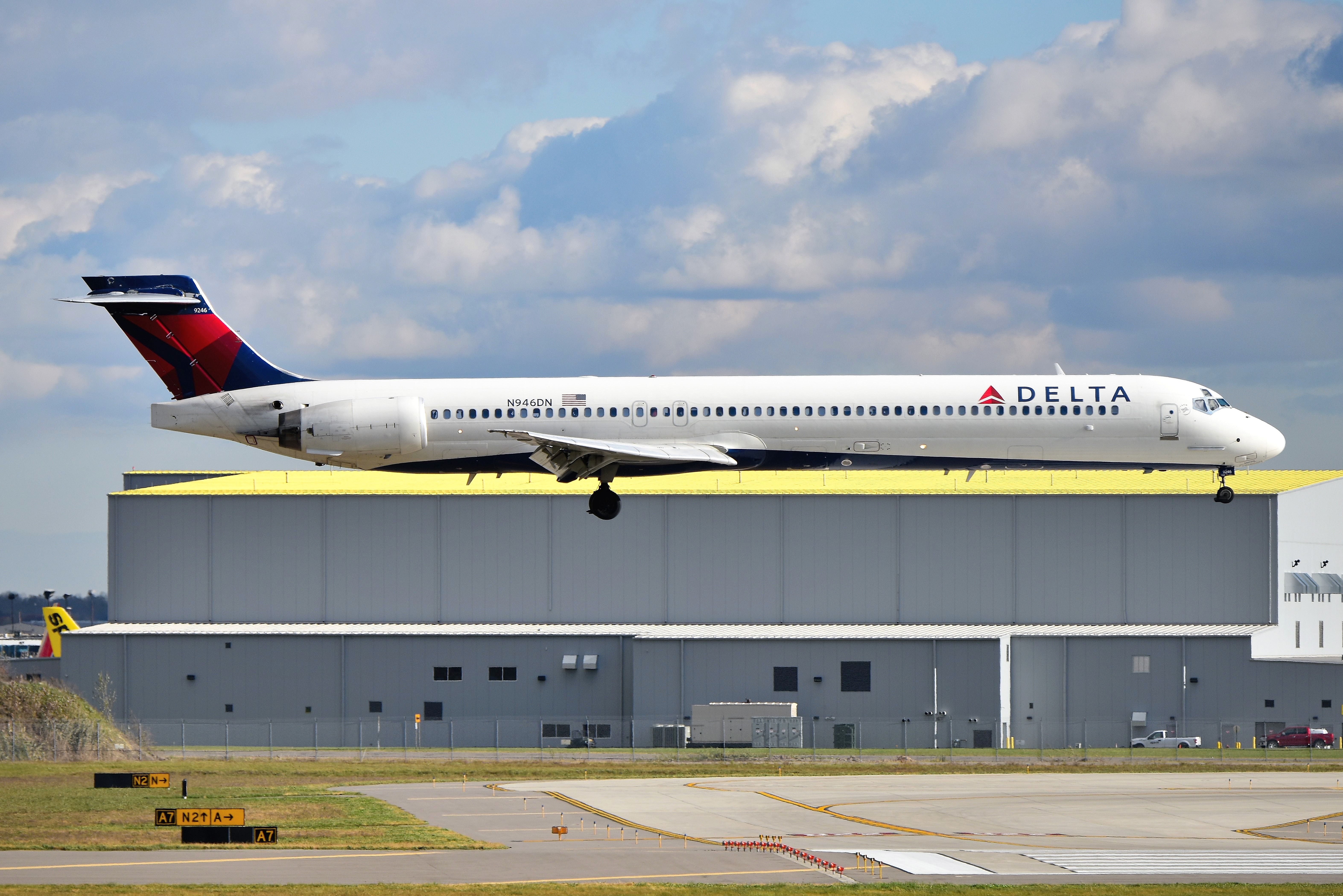 McDonnell Douglas MD-90 (N946DN) - 10-29-18 22-R