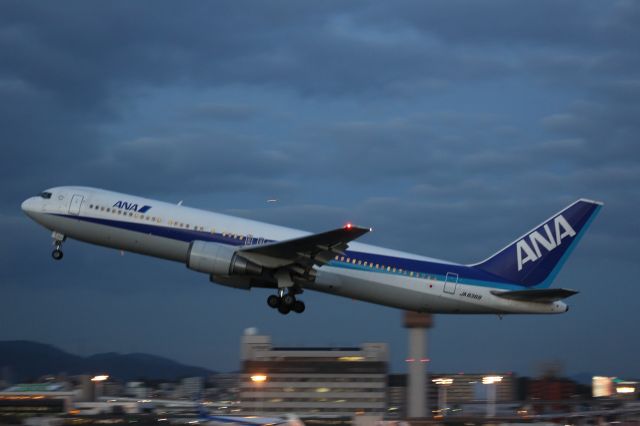 BOEING 767-300 (JA8368)