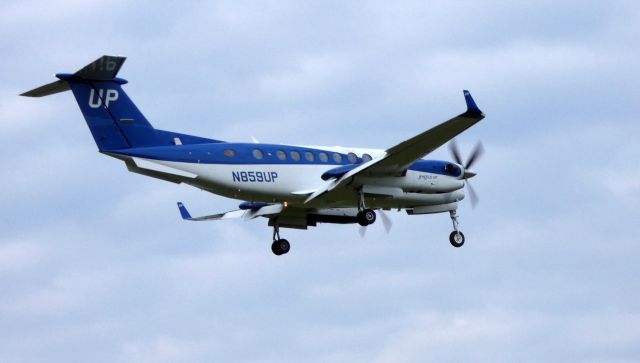 Beechcraft Super King Air 350 (N859UP) - On final is this 2016 Beechcraft Super King Air 350 in the Summer of 2019.