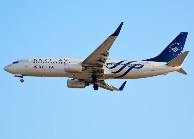 Boeing 737-800 (N3761R)