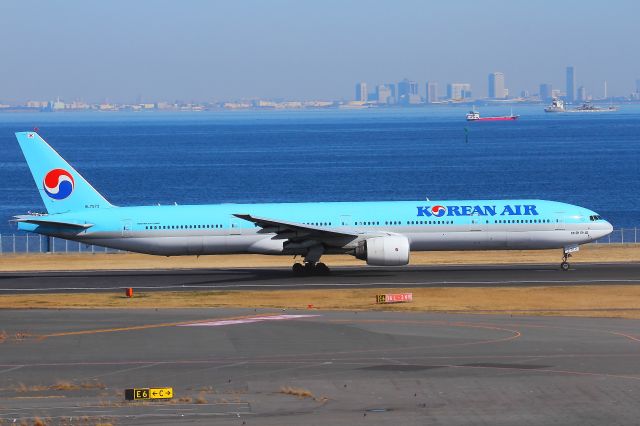 BOEING 777-300 (HL7573)