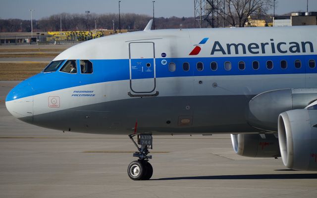 Airbus A319 (N744P)