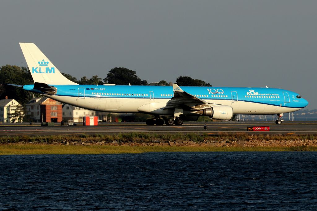 Airbus A330-300 (PH-AKB) - KLM 618 to Amsterdam lined up on 22R