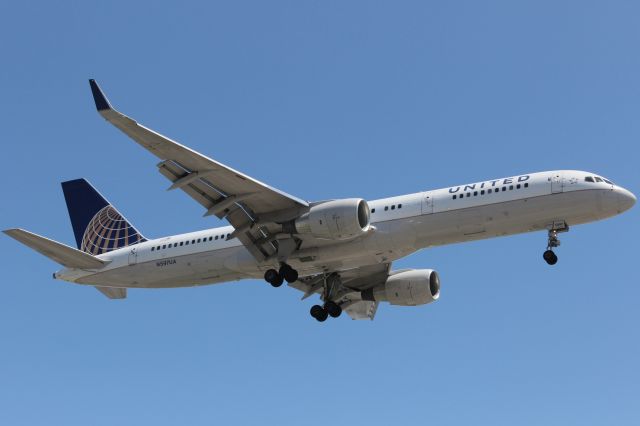 Boeing 757-200 (N597UA)