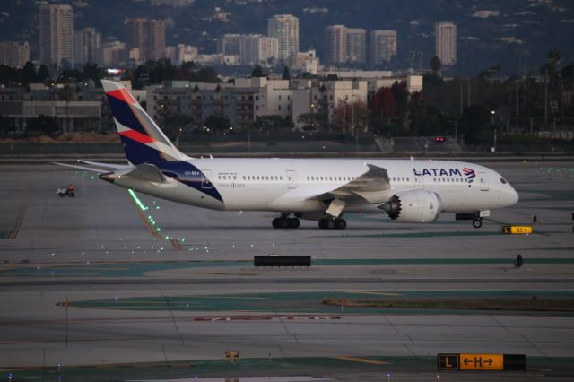 Boeing 787-8 (CC-BBA)