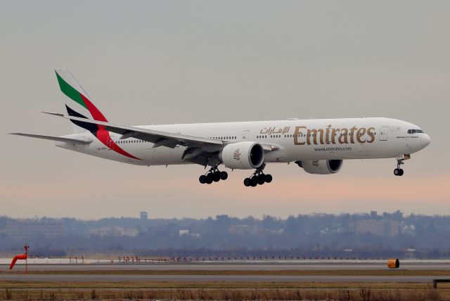 BOEING 777-300 (A6-EPV) - 'Emirates 237' arriving from Dubai