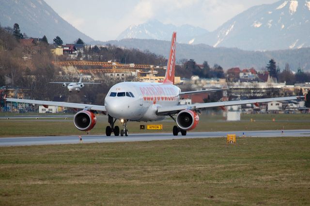 Airbus A319 (G-EZFR)