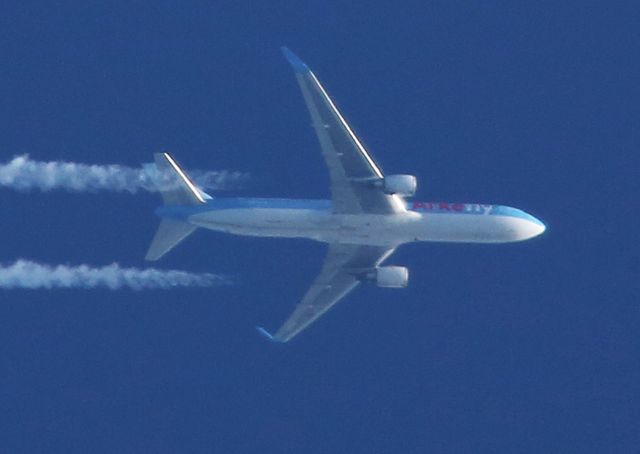 BOEING 767-300 (PH-OYJ) - VOL AMSTERDAM LAS PALMAS VERTICAL COTE VENDEE 33 000 FT
