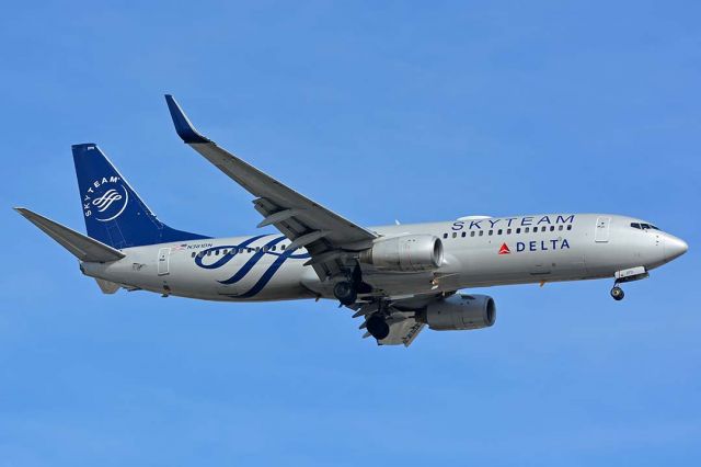 Boeing 737-800 (N381DN) - Delta 737-832 N381DN Skyteam at Sky Harbor on November 12, 2017.