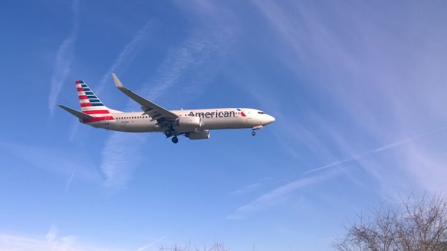 Boeing 737-800 (N814NN) - About to land on RWY18. Taken from Gravelly Point.
