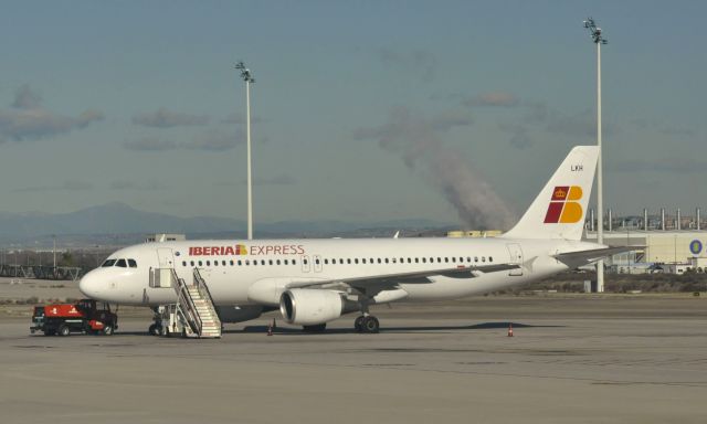 Airbus A320 (EC-LKH) - Iberia Express Airbus A320-214 EC-LKH in Madrid Barajas