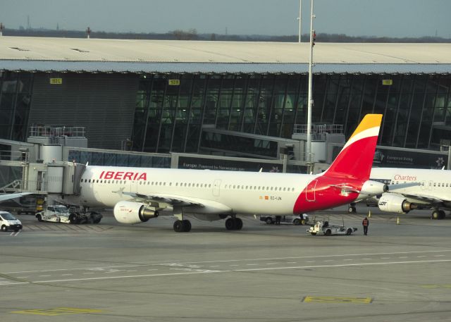 Airbus A321 (EC-IJN) - Iberia Airbus A321-212 EC-IJN in Brussels 