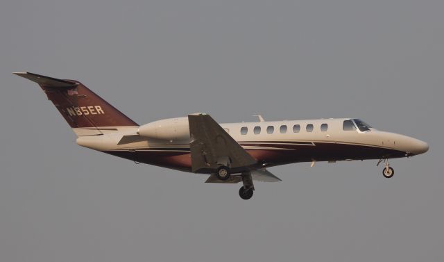 Cessna Citation CJ3 (N85ER) - On final to BFI on a smoky evening