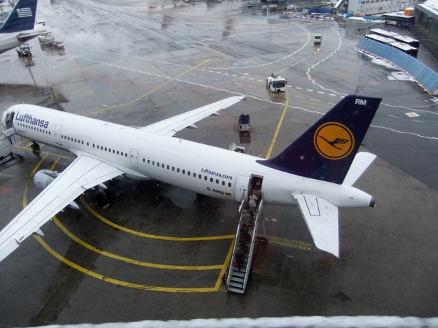 Airbus A321 (D-AIRM) - A321-100 D-AIRM der Lufthansa, fotografiert aus der Skyline kurz nach Verlassen des Bereiches A Richtung Railway Station. Aufnahmedatum 17.03.2013.