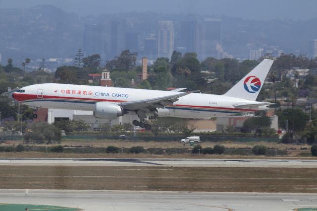 BOEING 777-200LR (B-2083)