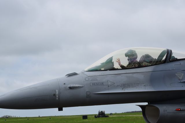 Lockheed F-16 Fighting Falcon (SFR72) - En 2023 visite sur la base militaire de Florennes Belgique et le salut sympa des pilotes