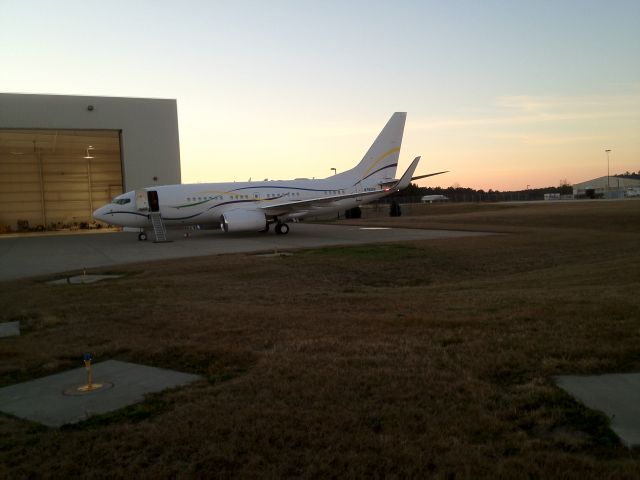 Boeing 737-700 (N7600K) - Sitting outside the SAS Hanger