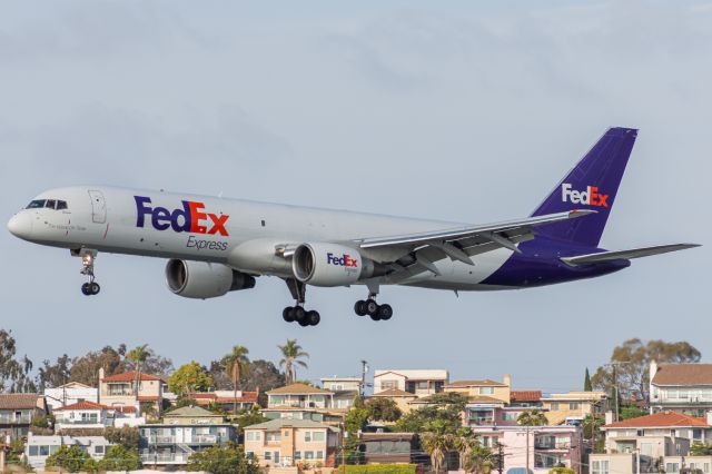 Boeing 757-200 (N992FD) - FedEx 69 arriving from Tijuana after being airborne for only nine minutes