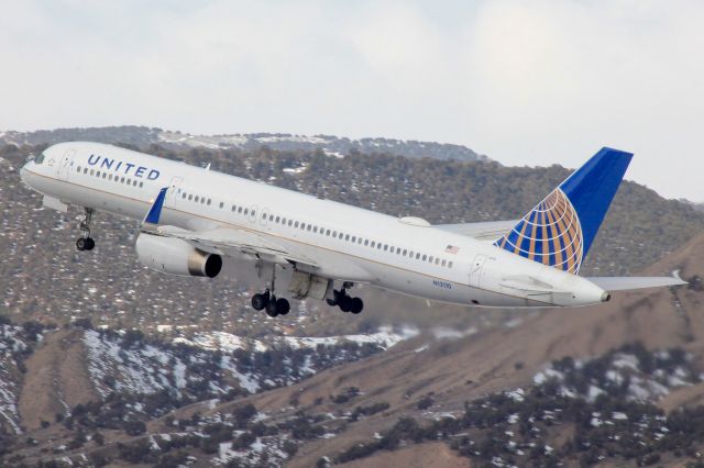 Boeing 757-200 (N13110) - United 568 departs to Newark, NJ. 6 Feb 2021.