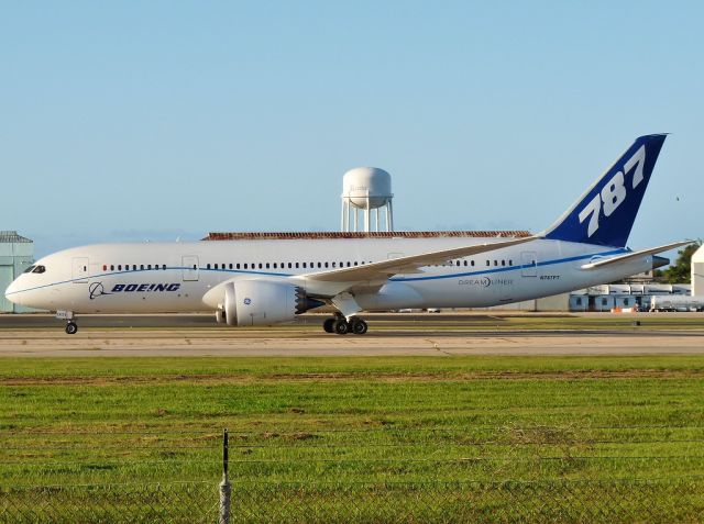 Boeing 787-8 (N787FT)