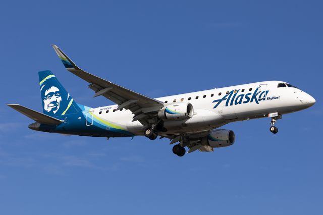 Embraer 175 (N175SY)