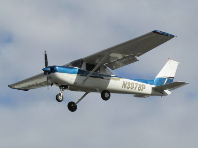 Cessna 152 (N3978P) - Landing RWY 24