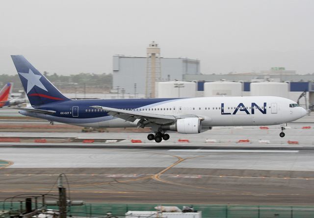 BOEING 767-300 (CC-CZT)