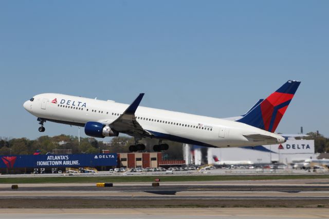 BOEING 767-300 (N189DN)