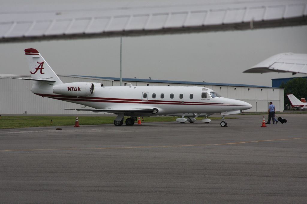 Cessna Citation II (N1UA) - ALABAMA CRIMSON TIDE ON THE RAMP IN HUNTSVILLE, AL. SABANLINER.