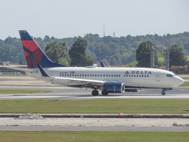 Boeing 737-700 (N309DE)