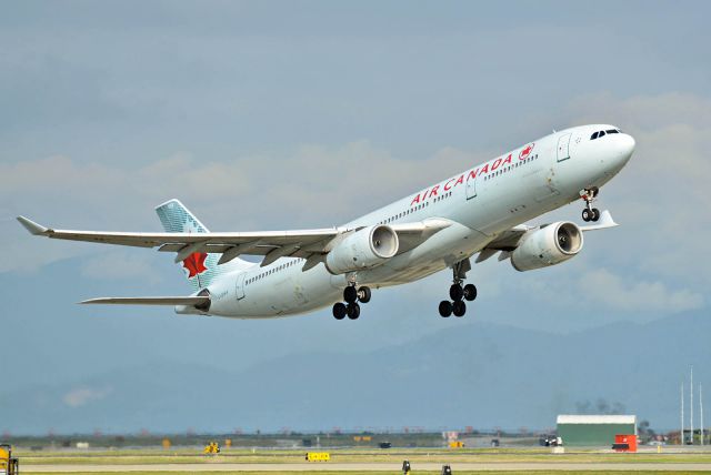 Airbus A330-300 (C-GHKR)