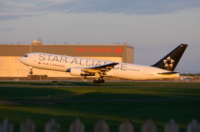 BOEING 767-300 (C-FMWY)