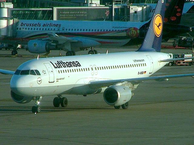 Airbus A320 — - A320 Lufthansa in taxi for the gate @EBBR