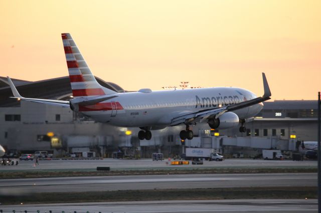 Boeing 737-800 (N906NN)