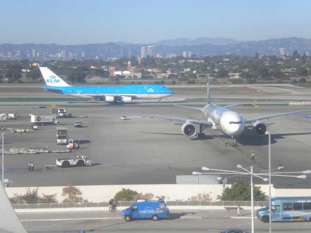 Boeing 747-400 (PH-BFO) - taxiing to runway 24Lbr /11/24/2012