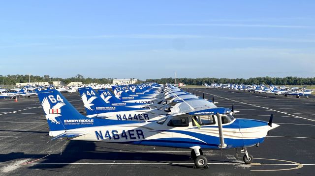 Cessna Skyhawk (N464ER) - Too many...