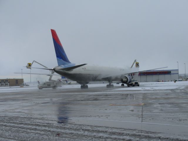 — — - De-ice bath for DAL1105 on its way to HNL.