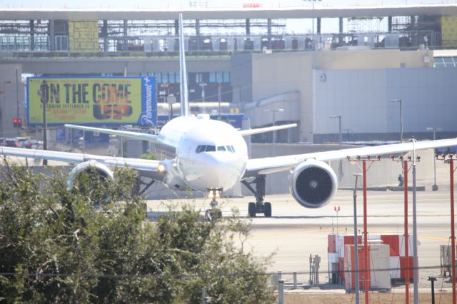 BOEING 777-300ER (9V-SWT)