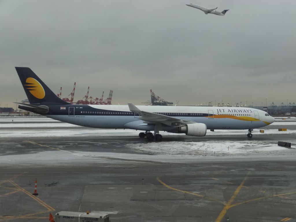 Airbus A330-300 (VT-JWU)