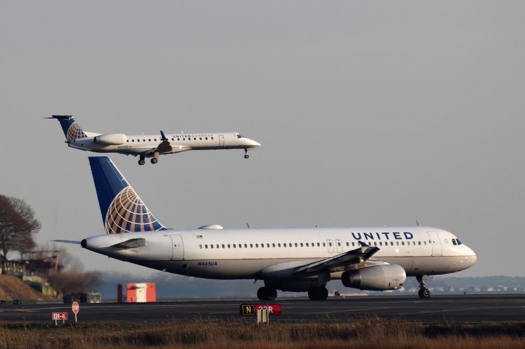 Airbus A320 (N445UA)