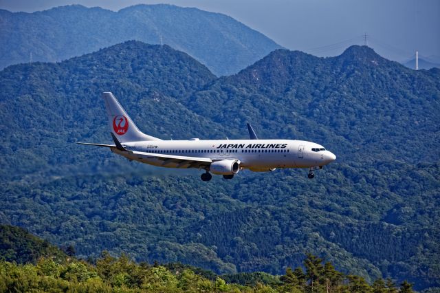 Boeing 737-800 (JA316J) - Boeing 737-800 Flying into the mountain.