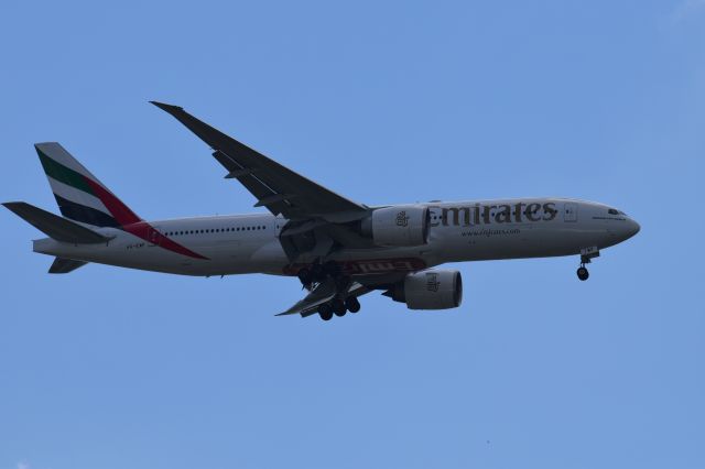 Boeing 777-200 (A6-EWF) - MSN 35586 Final approach KMCO 20JUN16