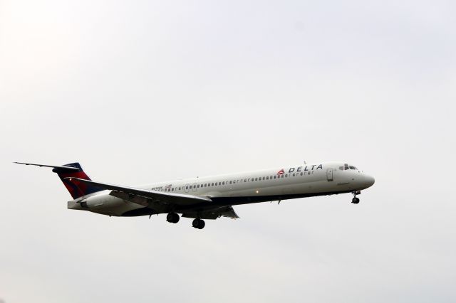 McDonnell Douglas MD-88 (N913DE)