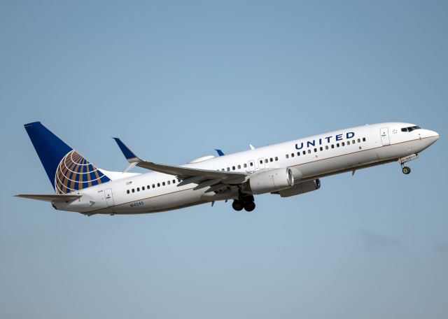 Boeing 737-800 (N14240)