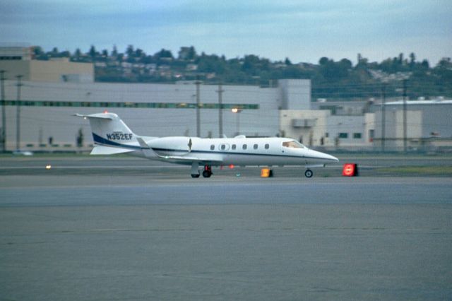 Learjet 31 (N352EF) - Oct-04