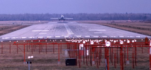 McDonnell Douglas DC-10 (UNKNOWN) - November 1980 - Sabena landing on rwy 24 after a flight from EBBR